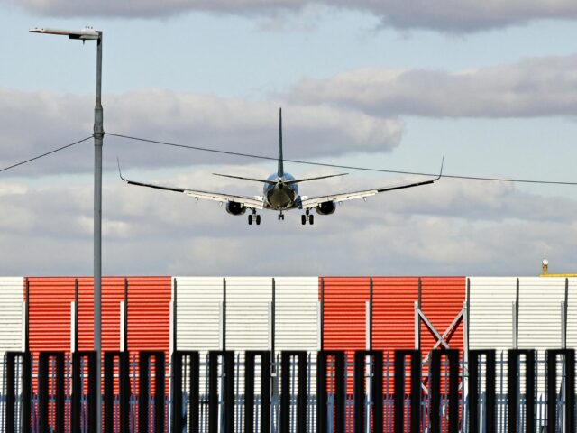 Plane at the Airport / Marcelo Gonzalez / Pexels