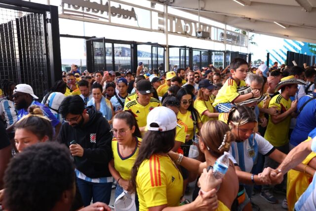 Crowd Chaos As Fans Kept Waiting Outside Copa America Final - Breitbart