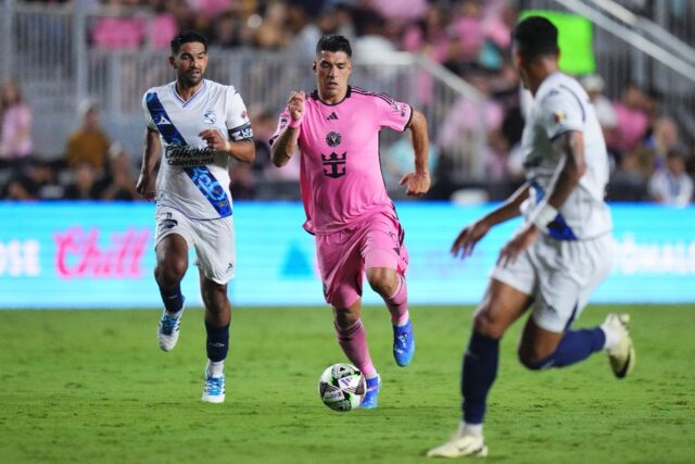 Luis Suárez of Inter Miami dribbles between defenders during the defending Leagues Cup ch