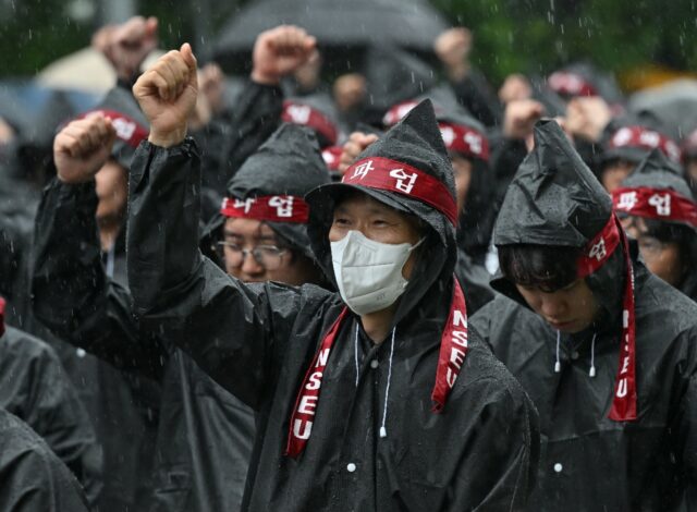 Members of the National Samsung Electronics Union stage a rally during their three-day gen