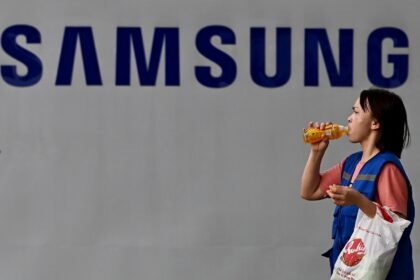 Samsung Electronics has said it expects second-quarter profits to surge thanks to a bounce