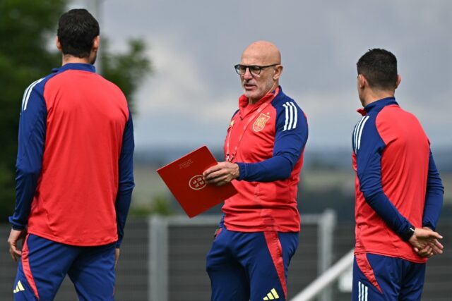 Spain coach Luis de la Fuente (C) wants his "brilliant" side to make history by winning a