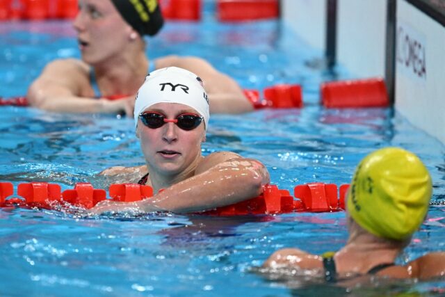 USA's Katie Ledecky (C) edged Australia's Ariarne Titmus (R) in the Olympic 400m freestyle