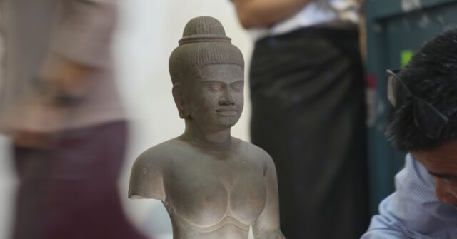 Cambodia Welcomes The Mets Repatriation Of Centuries Old Statues Looted During Past Turmoil 6091