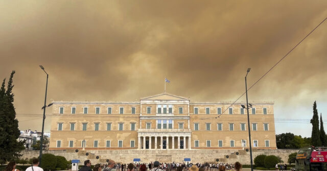 One Killed in Marathon, Athens Wildfires as 700 Firefighters Battle Flames