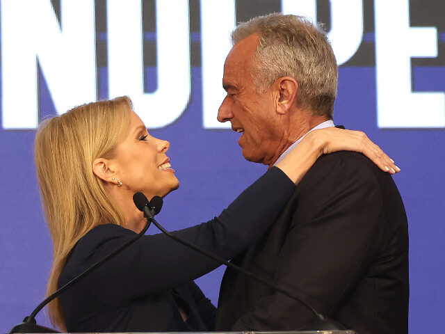 OAKLAND, CALIFORNIA - MARCH 26: Actress Cheryl Hines embraces her husband, independent pre