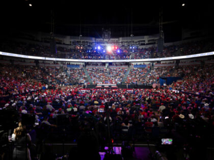 The crowd of supporters listes as former US President and Republican presidential candidat