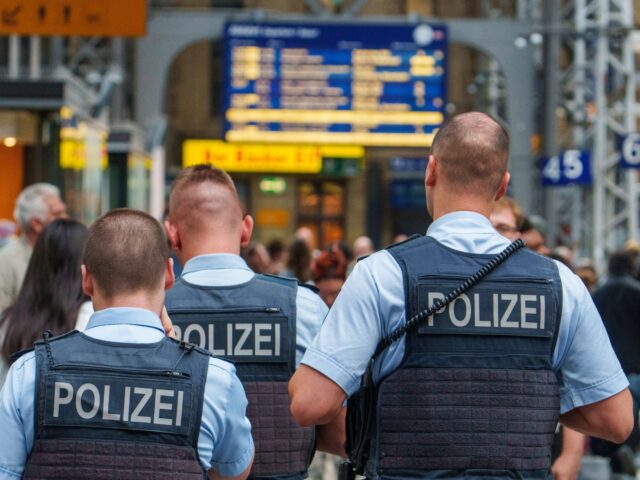 21 August 2024, Hesse, Frankfurt/Main: Police patrol the main station. A man has been shot