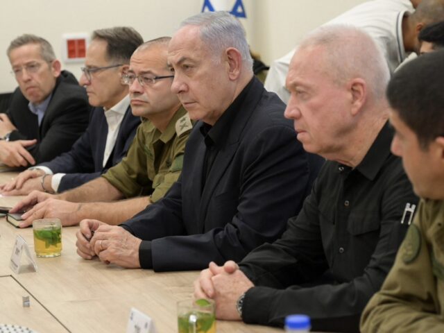 Netanyahu in the Kirya (Ma'ayan Toaf / GPO)