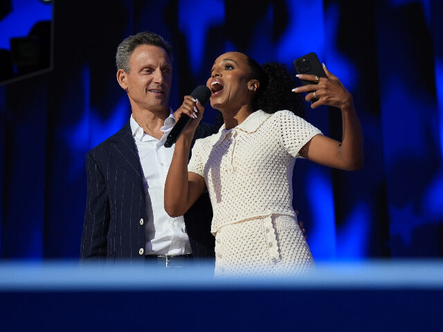 CHICAGO, ILLINOIS - AUGUST 22: Actors Tony Goldwyn and Kerry Washington take a video on st