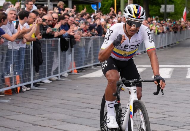 Jhonatan Narvaez won the first stage of the 2024 Giro d'Italia in Ineos colours