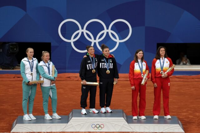 Podium: Mirra Andreeva and Diana Shnaider (L) with gold medallists Sara Errani and Jasmine