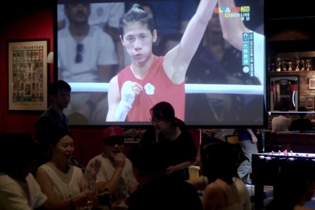 Sports fans gathered at a Taipei bar in support for Taiwanese boxer Lin Yu-ting