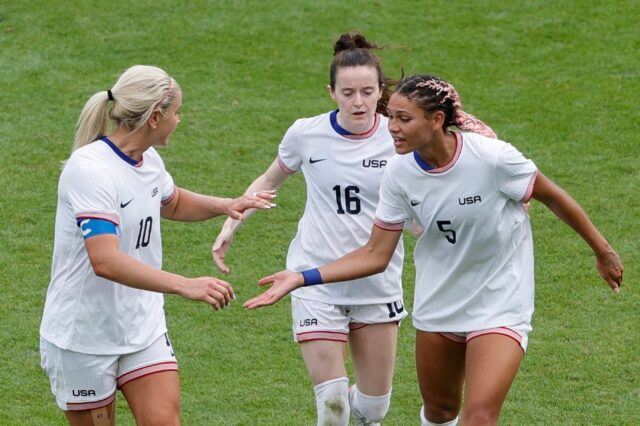 Trinity Rodman (R) celebrates with teammates after putting the United States ahead in extr