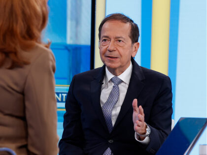 NEW YORK, NEW YORK - SEPTEMBER 17: Liz Claman (L) and John Paulson on set of "The Claman C