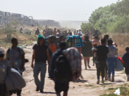 Around 300 migrants gather this morning on the Rio Grande, at gate 40 of the border wall,