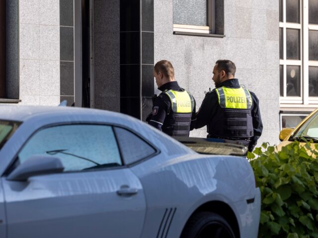 29 September 2024, North Rhine-Westphalia, Essen: Two police officers stand in front of th