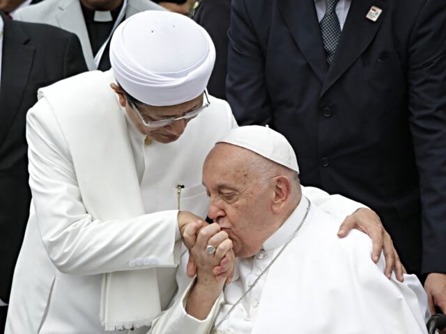 Pope Francis Joins Grand Imam in Denouncing Climate ‘Crisis’