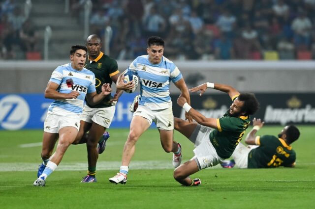 Argentina fly-half Tomas Albornoz (C) evades South Africa scrum-half Jaden Hendrikse in Sa