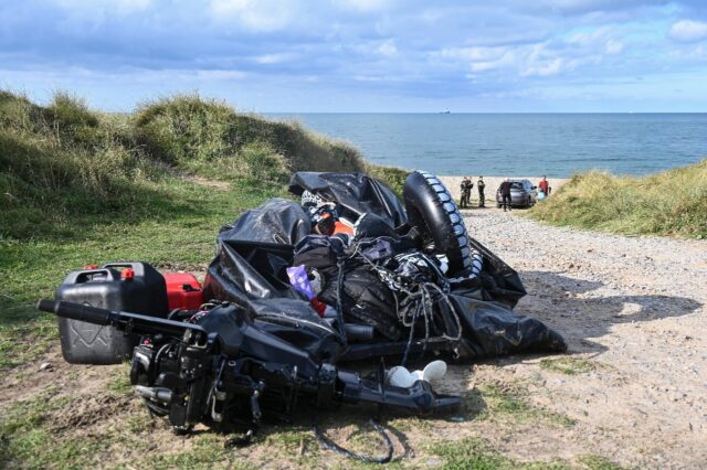 The boat ran aground on the rocks near the town of Ambleteuse