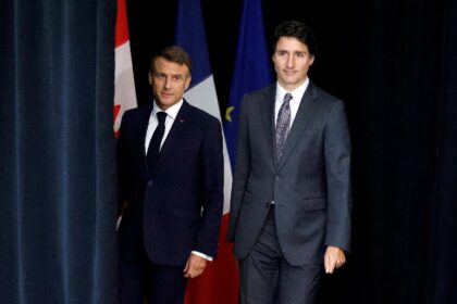 French President Emmanuel Macron (L) and Canadian Prime Minister Justin Trudeau at a press