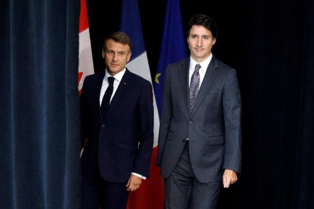 French President Emmanuel Macron (L) and Canadian Prime Minister Justin Trudeau at a press