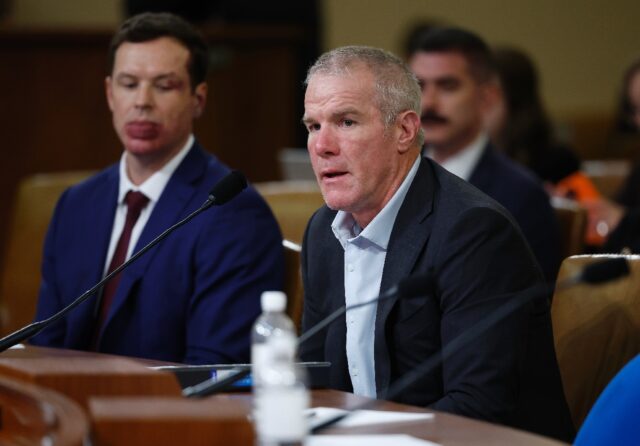 NFL legend Brett Favre tells lawmakers he was recently diagnosed with Parkinson's disease