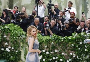 Kylie Minogue preps for photoshoots in 'Lights Camera Action' video