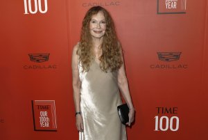 Mia Farrow bows out of Broadway's 'The Roommate' due to COVID