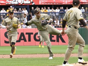 Padres clinch playoff spot on game-ending triple play