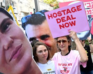 Protesters outside Netanyahu's home call on Israeli PM for hostage deal