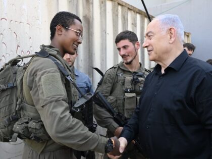 Netanyahu on border (Haim Zach / GPO)