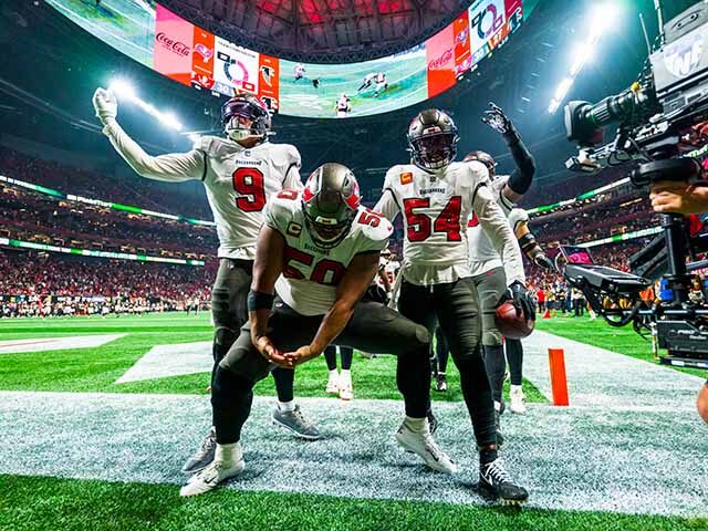 Tampa Bay Buccaneers linebacker Joe Tryon-Shoyinka (9), defensive tackle Vita Vea (50), an