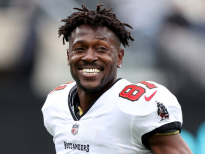 Antonio Brown #81 of the Tampa Bay Buccaneers warms up prior to the game against the New Y