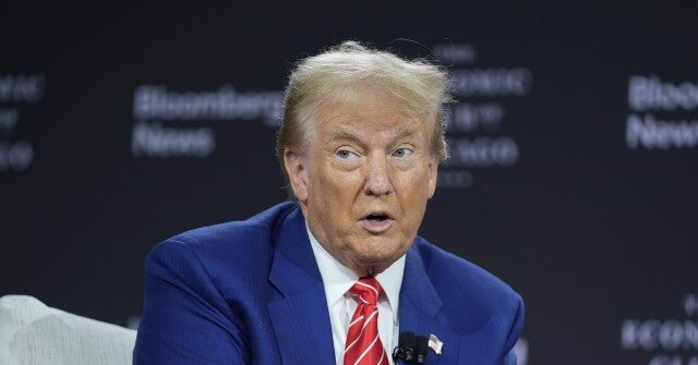 Donald Trump Gets Applause at Economic Club of Chicago: 'We Have a Corrupt Press'