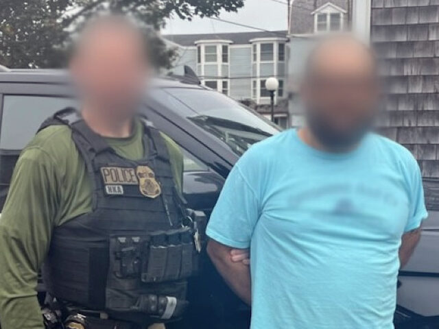 ICE ERO officers arrest a Salvadoran migrant wanted in his home country from Crimes Agains