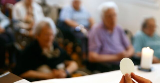 Historic Survey of US Catholics Blames Communion in the Hand, Homosexual Priests for Lack of Faith in the Eucharist