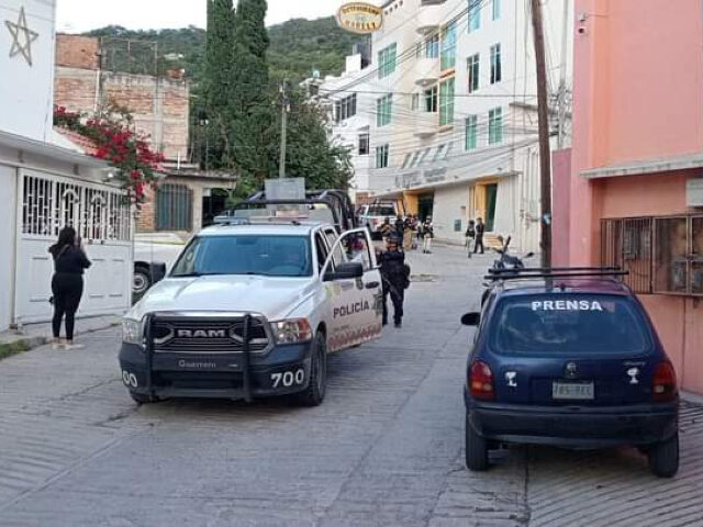 Authorities respondo the murder of Chilpancingo's Mayor Alejandro Arcos Catalan. (Cre