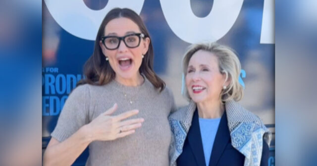 Jennifer Garner Teams Up With Tim Walz's Wife in Nevada: 'It’s the Jen and Gwen. Whoooo. Yay'