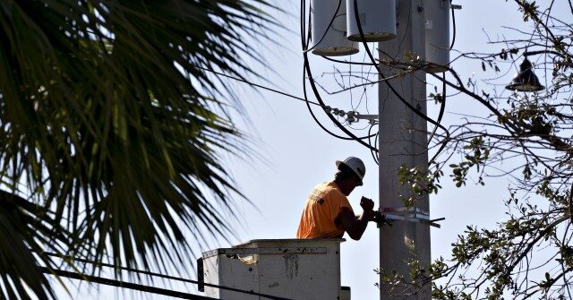 VIDEO - 'God Bless You!': FL Linemen Thanked amid Hurricane Recovery