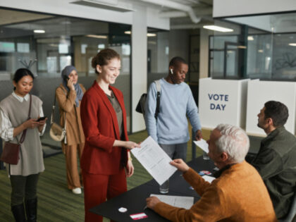 People voting in Person Edmond Dantès