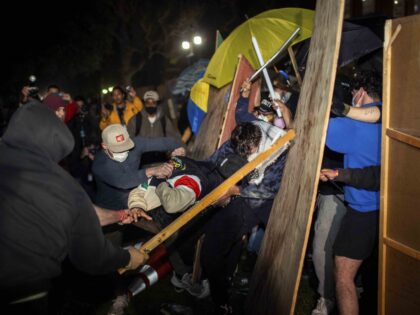 Manifestantes se enfrentan en un campamento propalestino en la UCLA la madrugada del miér