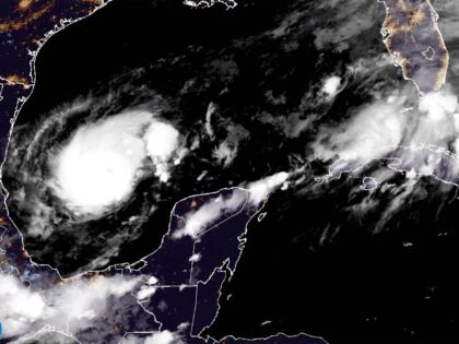 Esta imagen de satélite de la Oficina Nacional de Administración Oceánica y Atmosféric