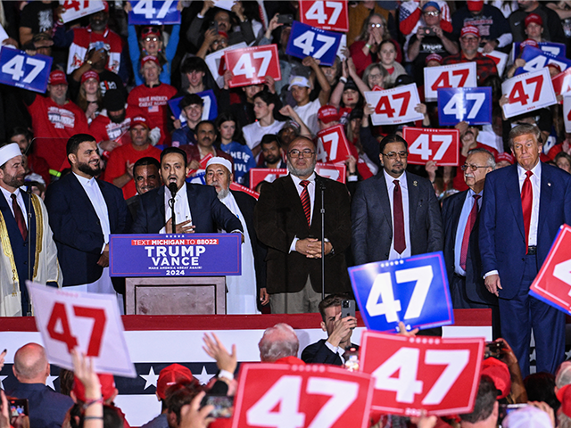 Former US President and Republican presidential candidate Donald Trump (R) stands with loc