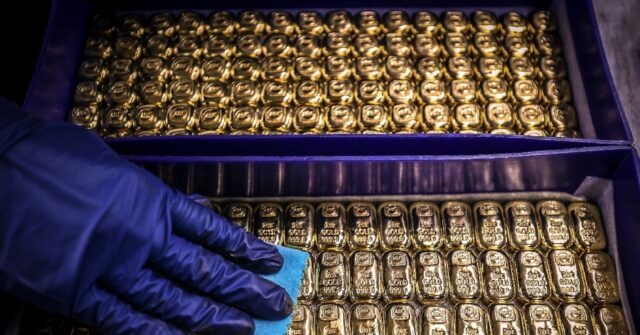 Gold Surges to Record High Amid Trade Tensions, Dollar Weakens