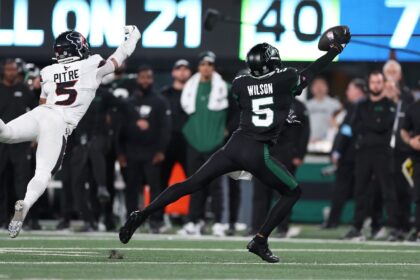 Garrett Wilson of the New York Jets hauls in a touchdown pass in the third quarter of an N