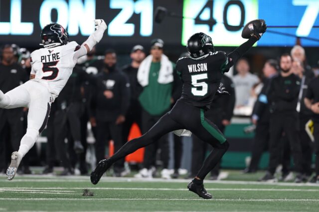 Garrett Wilson of the New York Jets hauls in a touchdown pass in the third quarter of an N