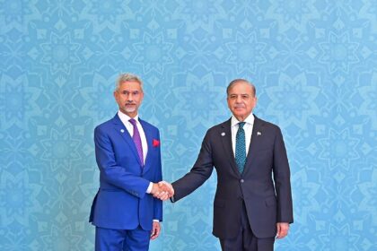 Indian Foreign Minister Subrahmanyam Jaishankar shakes hands with Pakistan's Prime Ministe