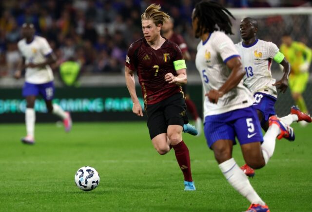 Kevin De Bruyne (L) in action for Belgium in the Nations League against France on Septembe