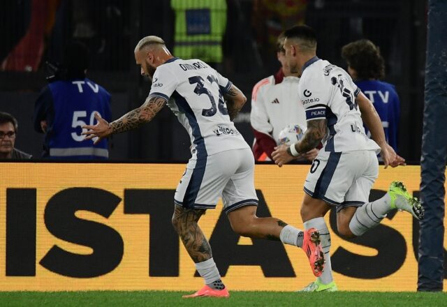 Lautaro Martinez (R) celebrates scoring Inter's winner at Roma